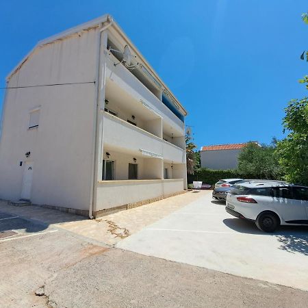 Apartmani Postonjski 普利拉卡 外观 照片